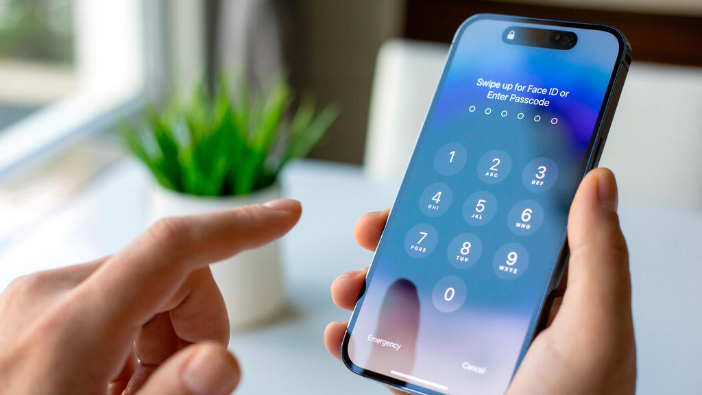 מספר המשתמשים של אופרה על האייפון באירופה מזנק (צילום: DenPhotos/Shutterstock) Apple אייפון אפל iphone