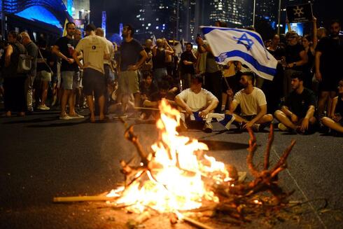 המדורה בנתיבי איילון, הערב, צילום: עופר צור