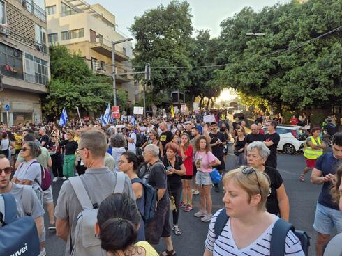 מאות מוחים בצעדה בדרך לרחוב קפלן בתל אביב מכיוון כיכר דיזנגוף, צילום: יובל שדה