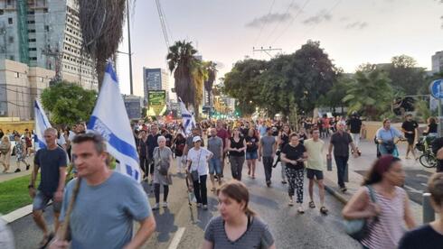 המפגינים בת"א בשעה זו בדרך לשער בגין של הקריה, צילום: עירית אבישר