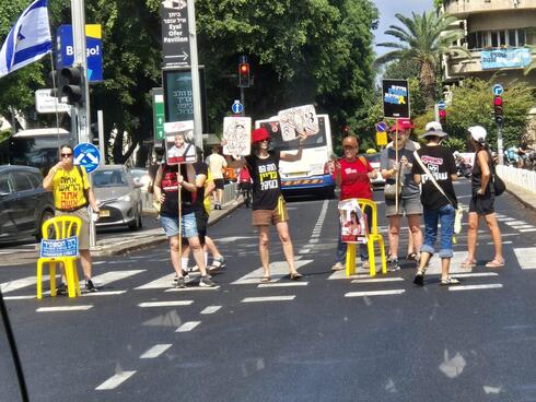 מפגינים חוסמים כביש ליד כיכר הבימה, צילום: דורון שרם