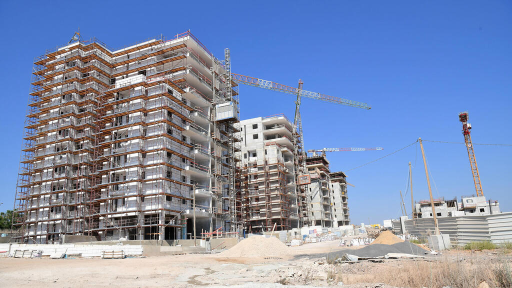 בנייה בטבריה. מלבד סגר שמונע כניסת פועלים פלסטינים כבר 18 חודשים, המלחמה יצרה עוד בעיות כמו סגירת אתרי בנייה וגיוס עובדים למילואים (צילום: נחום סגל) מגזין נדל"ן 2024 - בנייה ב שכונת המושבה טבריה