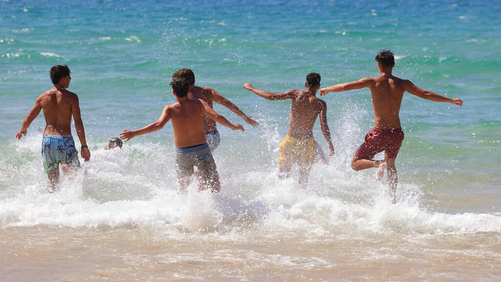 בני נוער בחוף הים. החופים שייכים למדינה. מי שאמורה לתחזק ולתפעל אותם היא הרשות המקומית (צילום: אביגיל עוזי) בני נוער ב חוף הים ים חם חום קיץ 3.9.24
