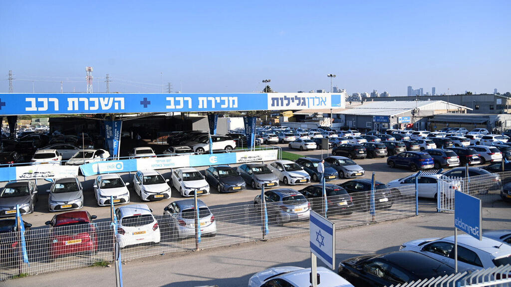 מגרש של אלדן בגלילות. נתח הלוואות הרכב המשיך לצמוח (צילום: יאיר שגיא) מגרש מכירה ו השכרה השכרת רכבים של אלדן בצומת גלילות