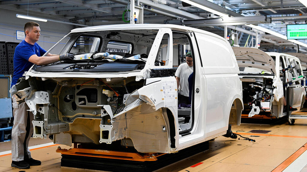 מפעל של פולקסווגן בגרמניה (צילום: REUTERS/Fabian Bimmer) פס ייצור של ID Buzz במפעל פולקסווגן ב האנובר