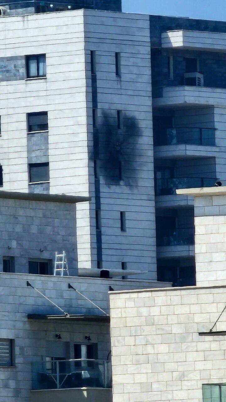 תיעוד דיווח דיווחים מלחמה לחימה מלחמת חרבות ברזל ירי יריות רקטה רקטות פגיעה פגיעת פגיעות נפילה נפילת נפילות ישירה נהריה בית בניין מגורים