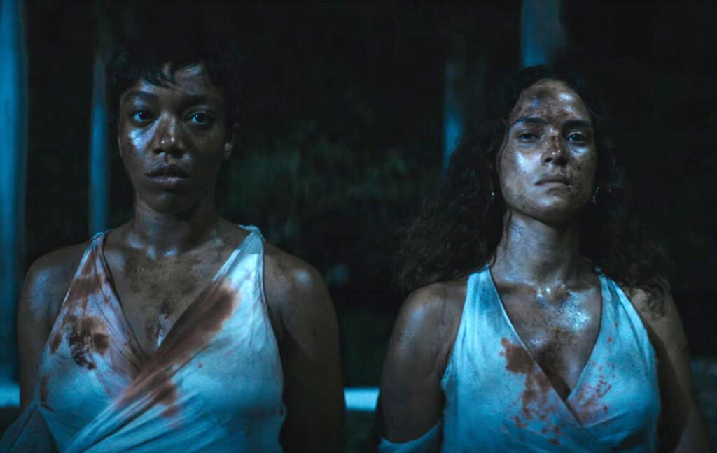 "צאי מזה". התוקפים כבר לא תמהוניים, אלא מצליחנים מתוך הסרט צאי מזה Blink Twice