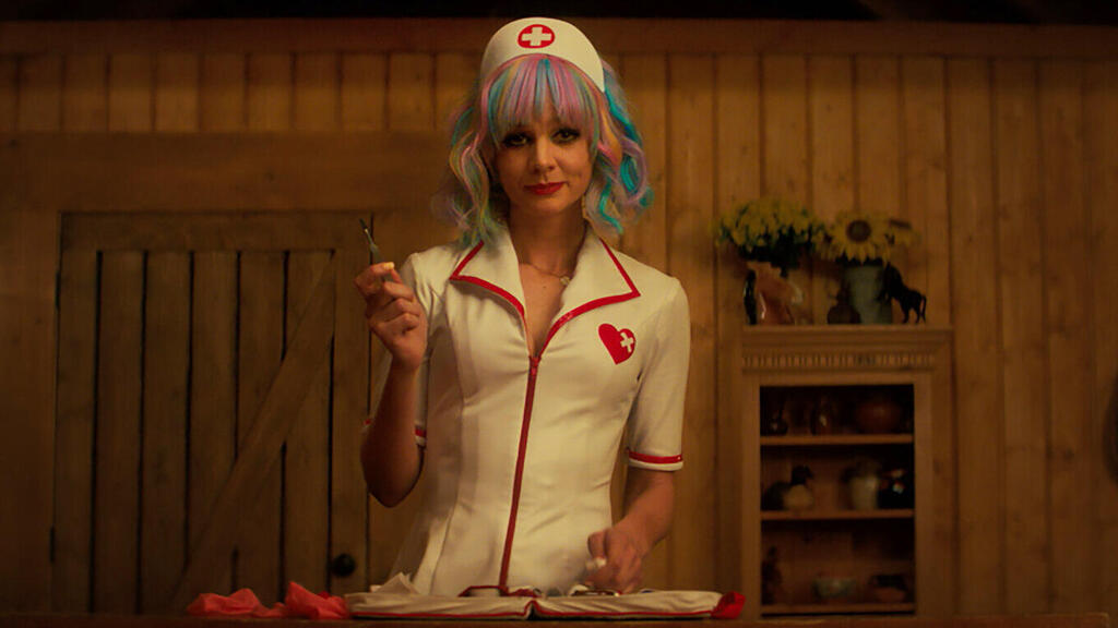 "צעירה מבטיחה". לכל החברה יש אינטרס לטייח (צילום: Universal Pictures) מתוך הסרט צעירה מבטיחה