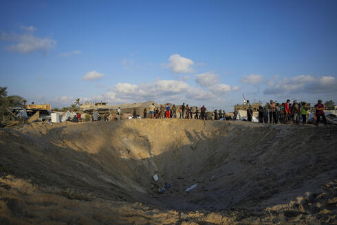 המכתש שנוצר בעקבות התקיפה בחאן יונס, צילום: AP Photo/Abdel Kareem Hana