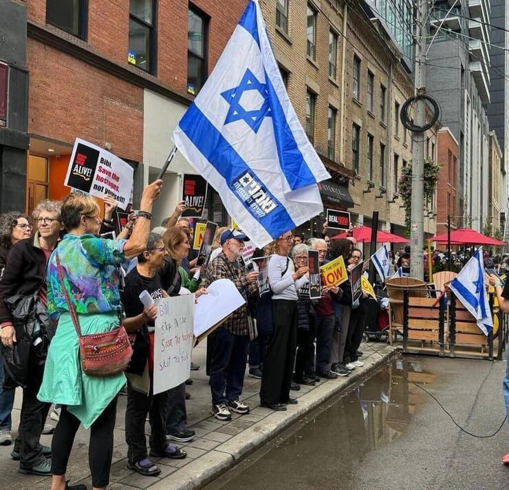 מפגינים מחוץ להקרנת הסרט "תיקי ביבי" בפסטיבל בטורונטו, קנדה