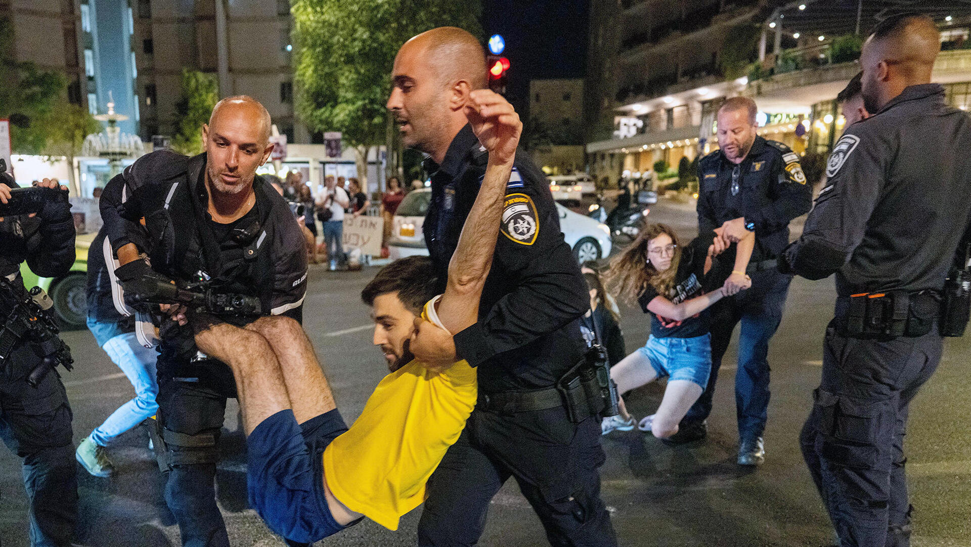 שוטרים עוצרים מפגינים בהפגנה להשבת חטופים בירושלים