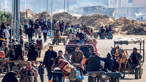 Palestinian refugees evacuate from Khan Yunis in the Gaza Strip 