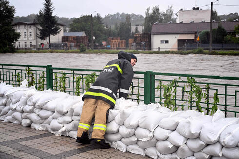 שקי חול בפולין, צילום: Sergei GAPON / AFP