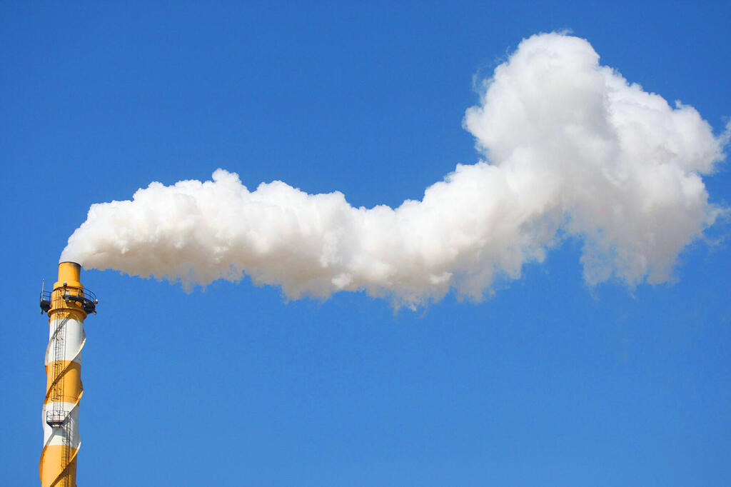 עשן הנפלט מארובה בנמל אשדוד (ארכיון) (צילום: אוראל כהן) נמל אשדוד ארובת עשן ארובה זיהום