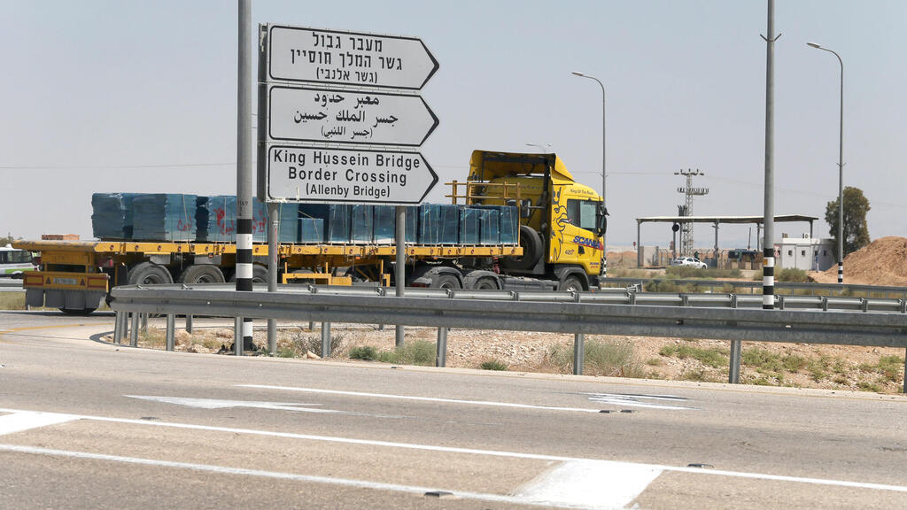 משאית נכנסת לירדן דרך מעבר אלנבי (צילום: עמית שאבי) משאית נכנסת לירדן דרך מעבר אלנבי