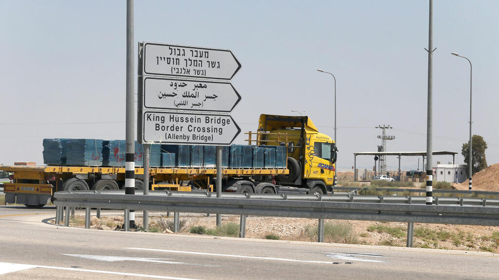 משאית נכנסת לירדן דרך מעבר אלנבי (צילום: עמית שאבי) משאית נכנסת לירדן דרך מעבר אלנבי