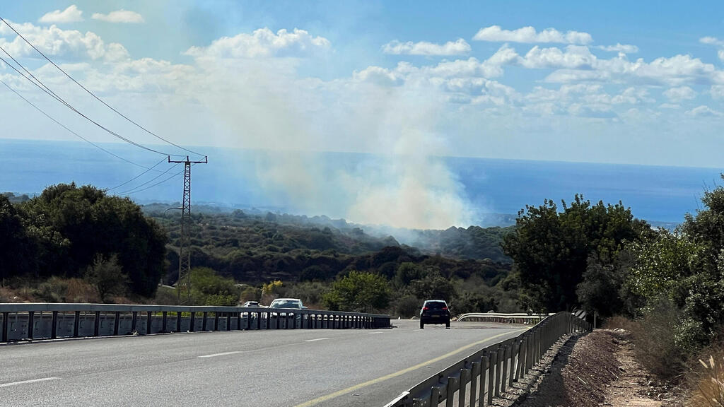 עשן עולה מעל הגליל המערבי על רקע פעולות איבה חוצות גבולות בין חיזבאללה ו ישראל כפי שניתן לראות מקרוב לנהריה בצפון ישראל