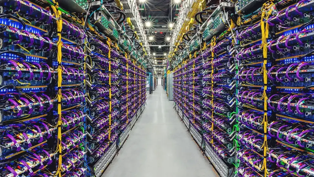 חוות שרתים (צילום: Google) דאטה סנטר חוות שרתים