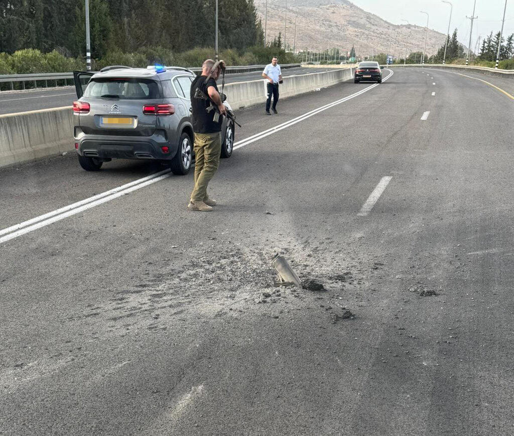 נזק בכביש בצפון מנפילת רקטה של חיזבאלה