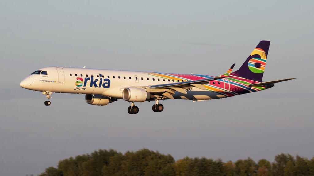 מטוס ארקיע בנחיתה בבודפשט