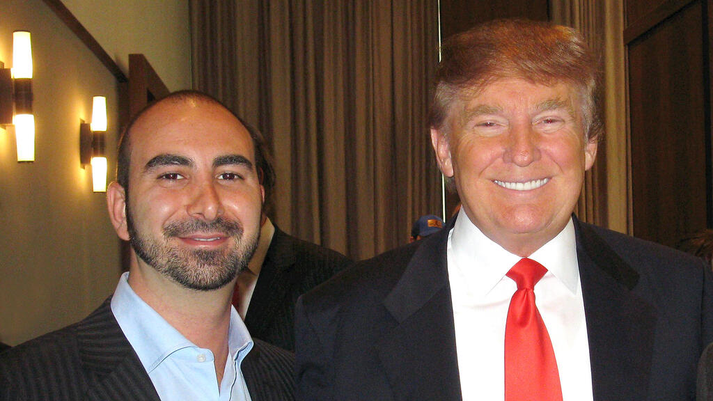 מימין דונלד טראמפ ואלכס ספיר באירוע השקת מלון NoMo SoHo (צילום: יהודית בן-דק) מימין דונלד טראמפ ו אלכס ספיר באירוע השקת מלון NoMo SoHo ב 2010