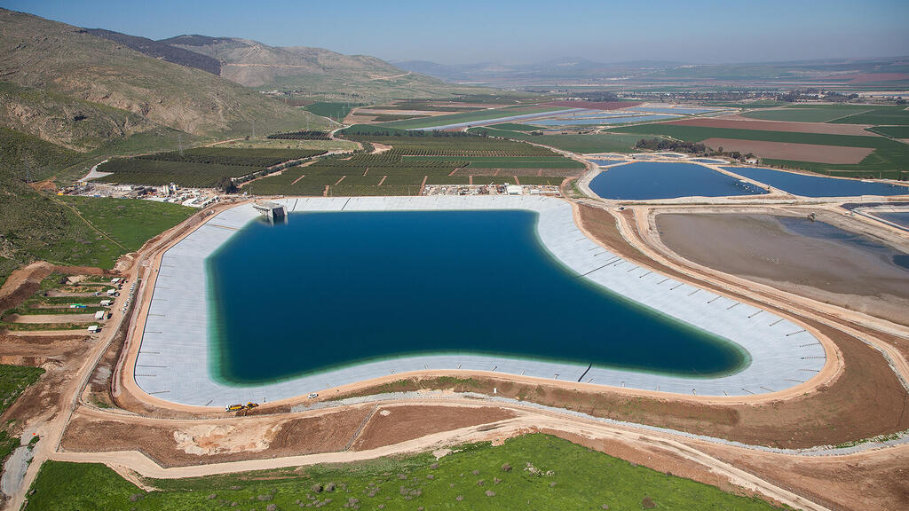 אגירה שאובה מאגר המים העליון של תחנת הכוח ב הר גלבוע שבבעלות אינפרא רד , ג'נריישן , שיכון ובינוי אנרגיה 