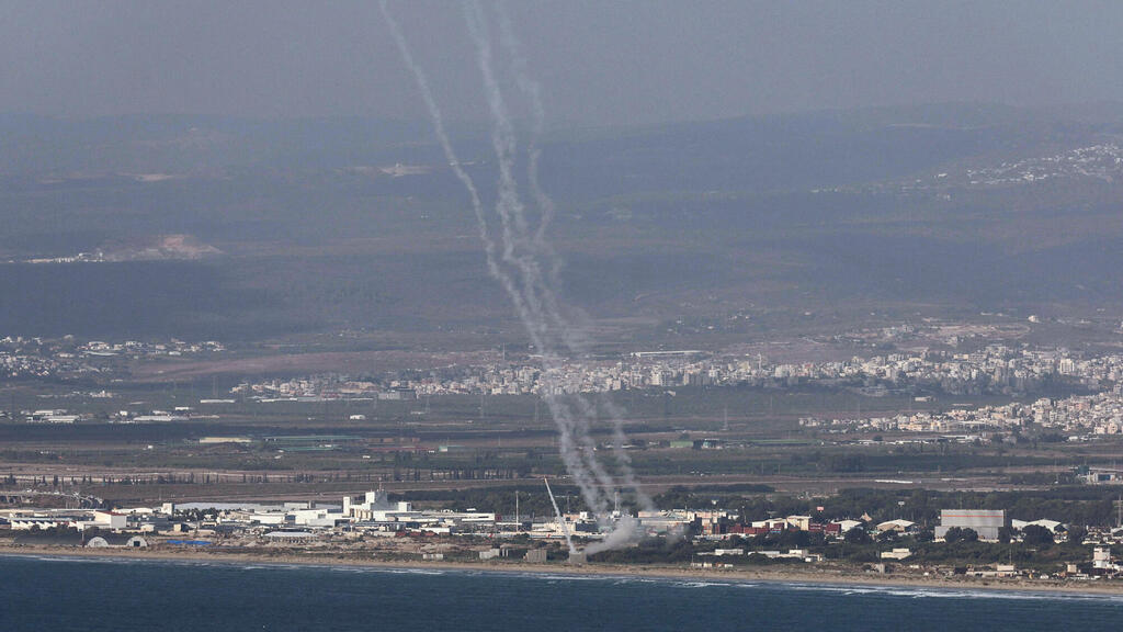 כיפת ברזל יורה ליירוט רקטות ששוגרו מלבנון מבט מחיפה