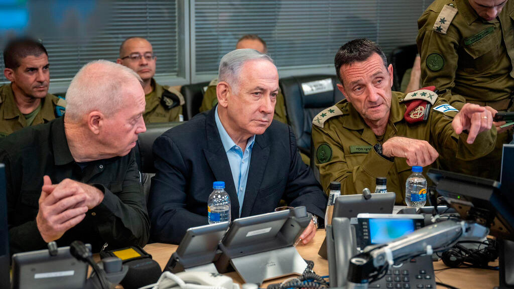 מימין הרצי הלוי רב אלוף רמטכל בנימין נתניהו ראש ה ממשלה יואב גלנט שר ה ביטחון