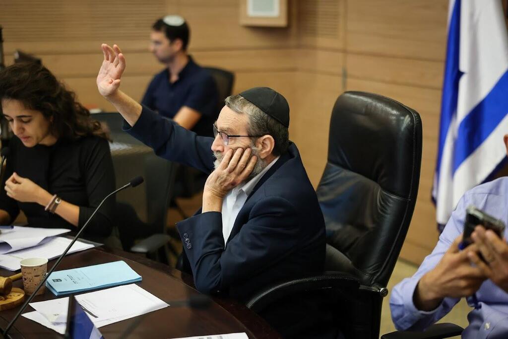 יו"ר ועדת הכספים משה גפני מצביע בעד אישור חוק התקציב הנוסף בוועדה