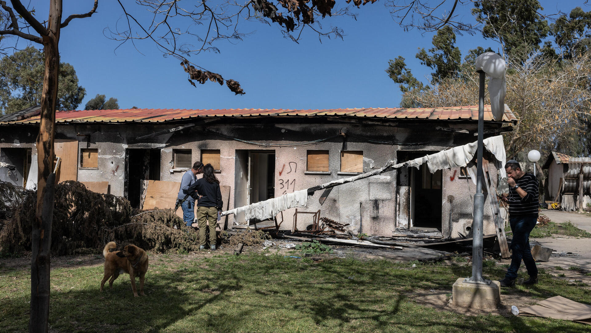 בית שנפגע ב־7 באוקטובר בנירים. "המדינה משפצת בתים ואומרת לדייריהם 'תחזרו'. אבל הם לא רוצים לחזור לבתים מחוללים, אלה שבהם נרצחו אנשים"