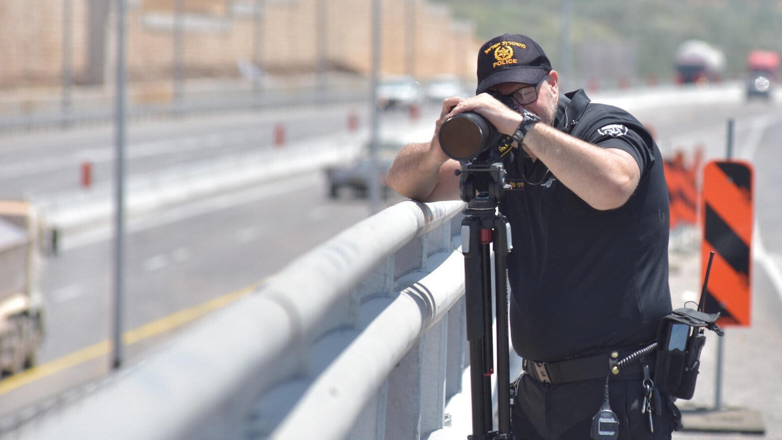 שוטר עם מצלמת מהירות