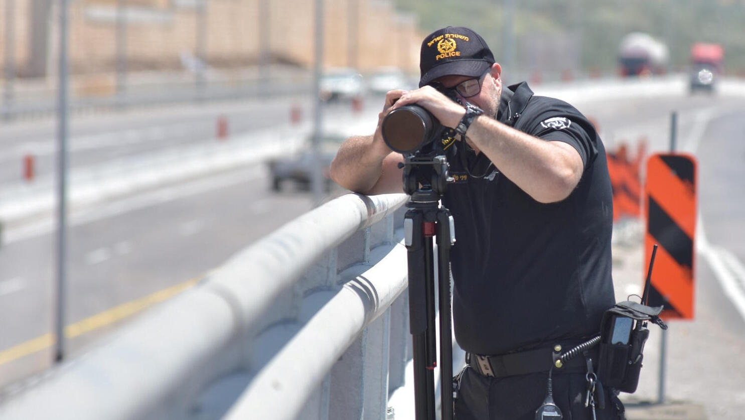 שוטר עם מצלמת מהירות