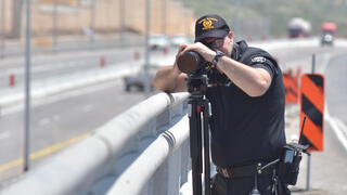 שוטר עם מצלמת מהירות