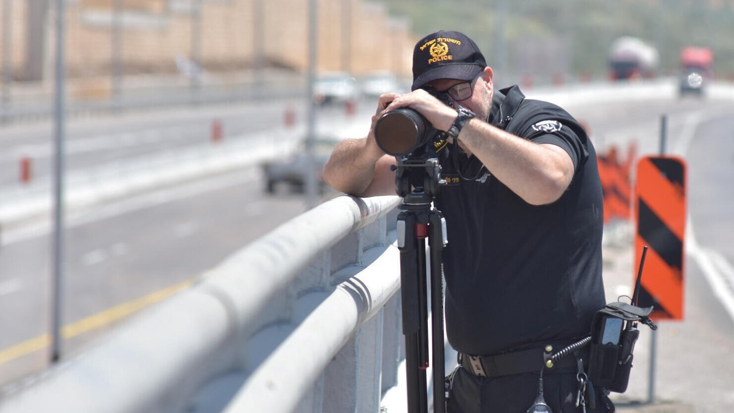 שוטר עם מצלמת מהירות