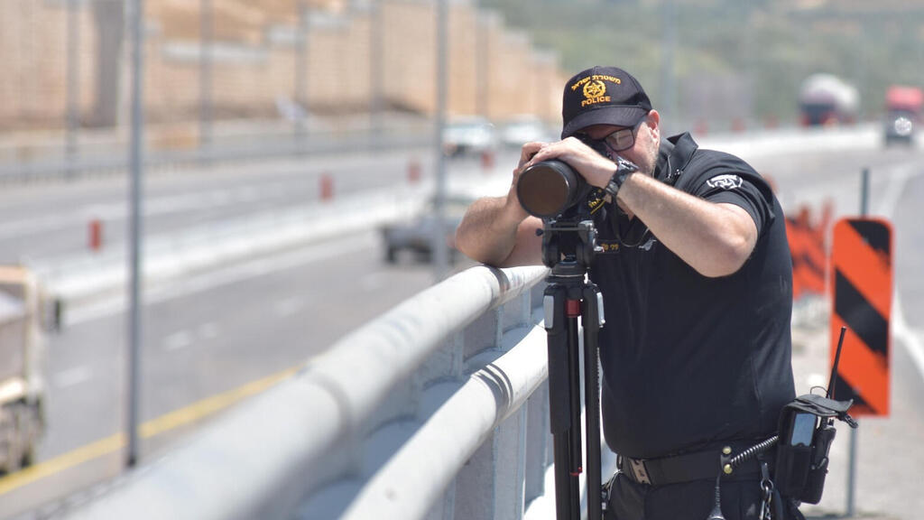 שוטר עם מצלמת מהירות