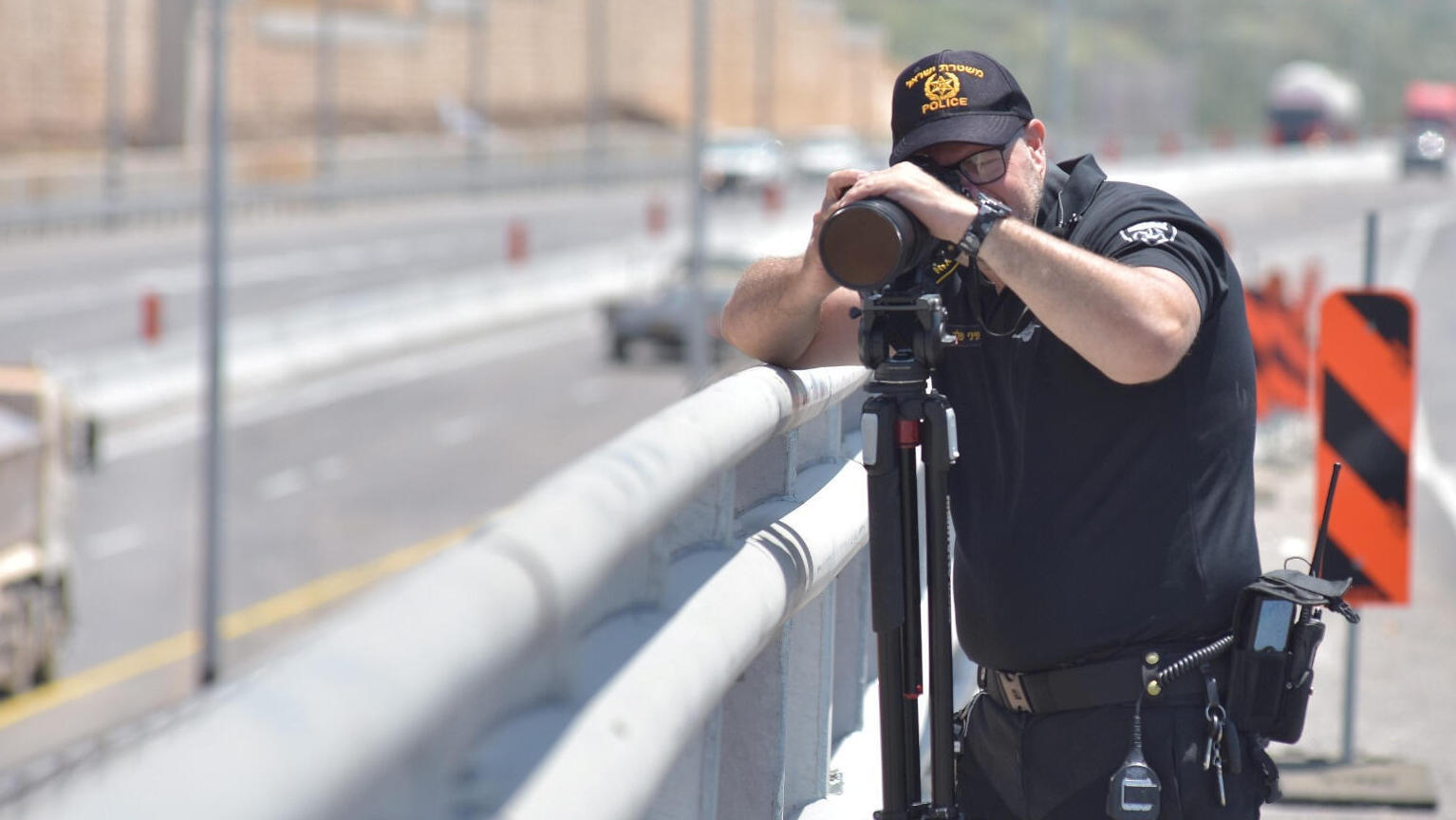 שוטר עם מצלמת מהירות