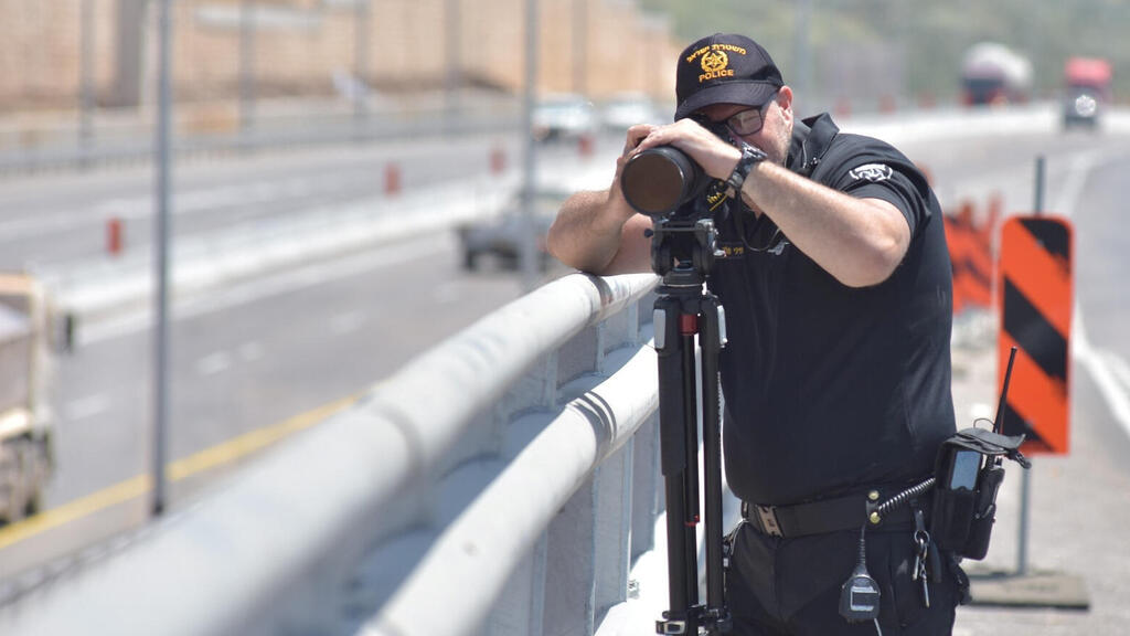 שוטר עם מצלמת מהירות