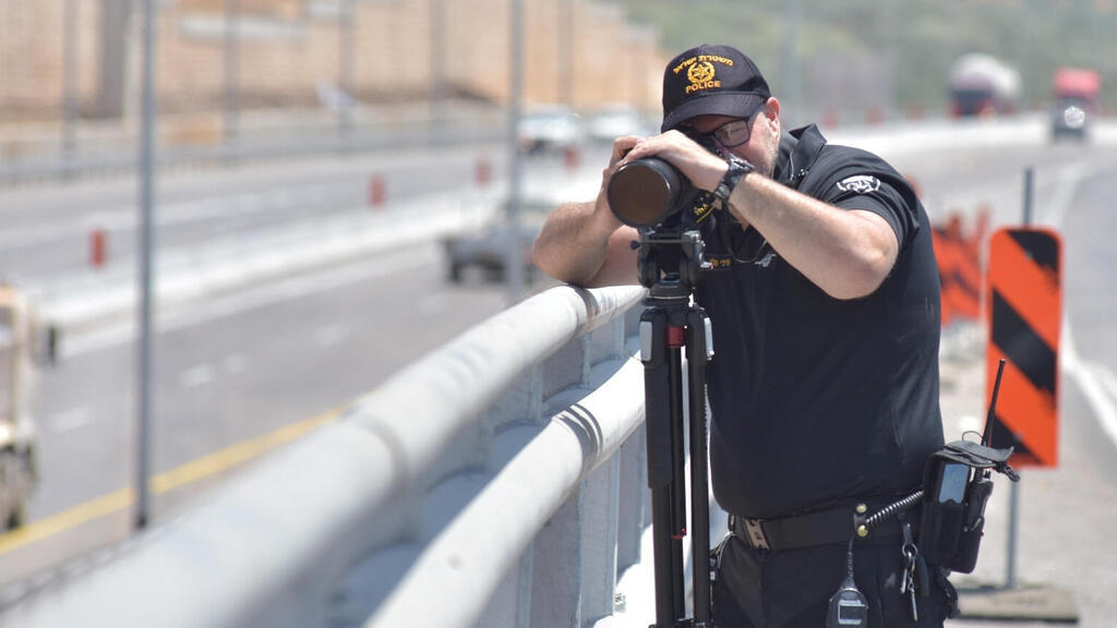 שוטר עם מצלמת מהירות