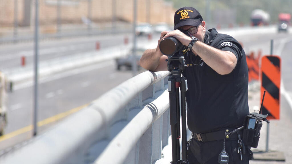 שוטר עם מצלמת מהירות