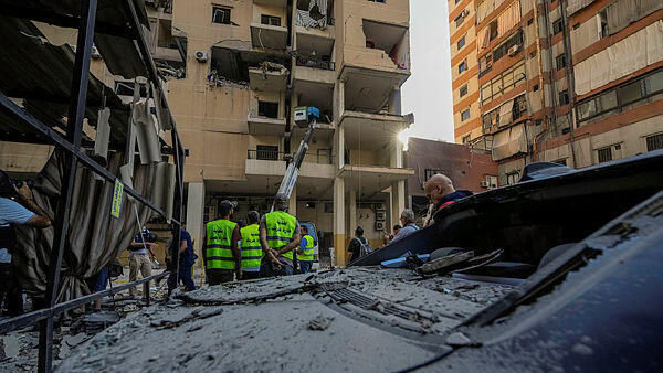 זירת חיסול מפקד הזרוע האווירית בחיזבאללה, צילום: AP Photo/Hassan Ammar