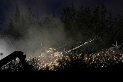 ירי ארטילרי של כוחות צה"ל בגבול לבנון , צילום: AP Photo/Baz Ratner