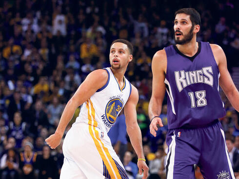 Casspi playing against Steph Curry in his time with the Sacramento Kings. 