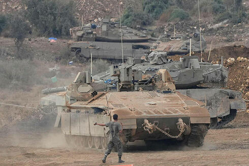 משוריינים של צה"ל בגבול הצפון, צילום: AP Photo/Baz Ratner