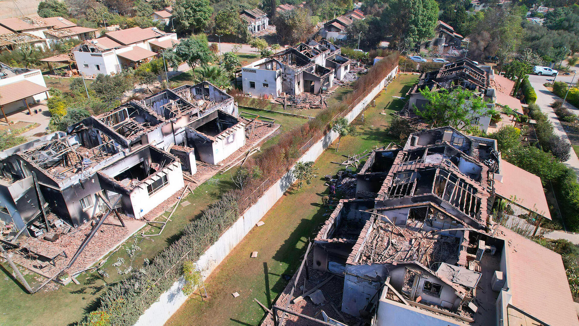 בתים הרוסים שרופים צילום אויר מעל קיבוץ בארי אחרי ה 7.10