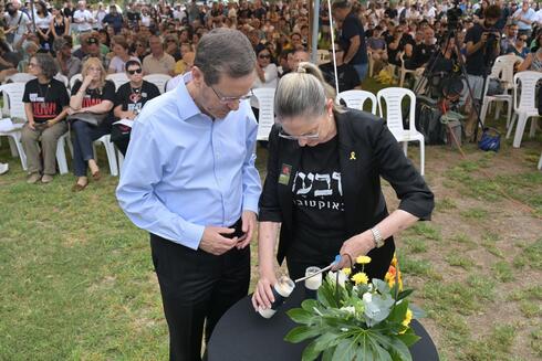 נשיא המדינה יצחק הרצוג ורעייתו מיכל בקיבוץ נירים, צילום: קובי גדעון/ לע״מ