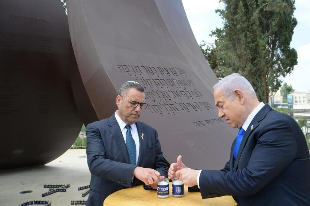 ראש הממשלה בנימין נתניהו ו ראש עיריית ירושלים משה ליאון מדליקים נרות זיכרון ב אנדרטת חרבות ברזל ב ירושלים 7.10.24