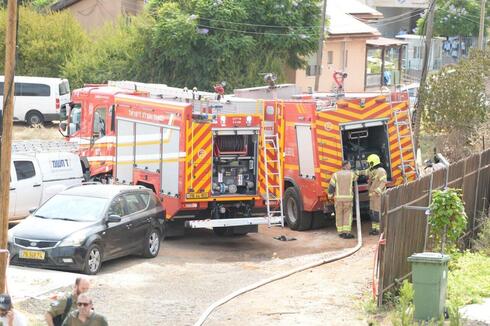 צוותי כיבוי אש בזירת הנפילה בכפר חב"ד, צילום: קובי קואנקס