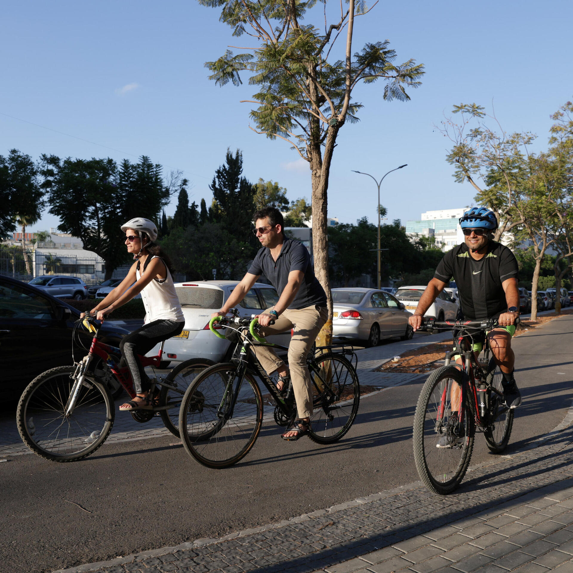 רוכבים על שביל אופניים ברחובות, בחודש שעבר. מלבד תל אביב, אין בישראל ערים מרושתות, צילום: אוראל כהן