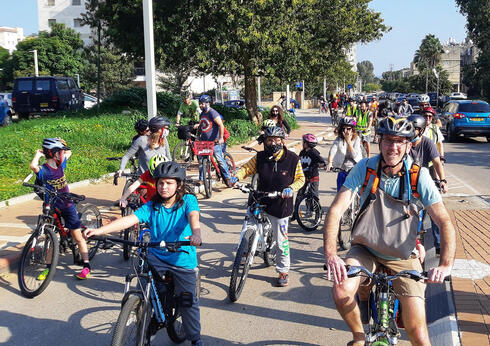 קבוצת מושבת האופניים בפרדס חנה. האקטיביסטים מתקשים להבהיר לאנשים שאינם רוכבים את נחיצות השבילים, צילום: ישי קינן