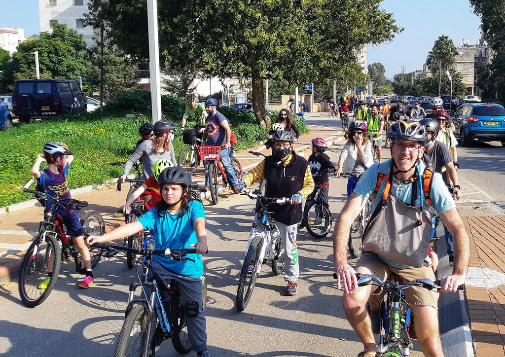 קבוצת מושבת האופניים בפרדס חנה. האקטיביסטים מתקשים להבהיר לאנשים שאינם רוכבים את נחיצות השבילים